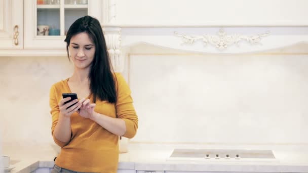 Mujer bebiendo café y utiliza su teléfono inteligente — Vídeos de Stock