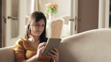 touchpad ile kanepede oturan kadın