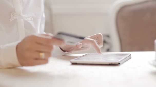 Mujer de compras en línea con tableta. a través de vidrio — Vídeo de stock