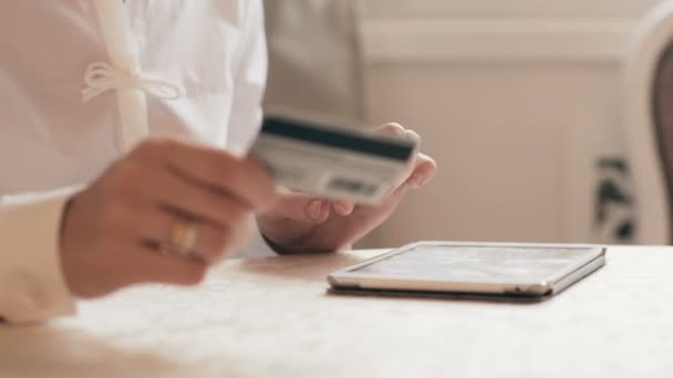 Femme faisant du shopping en ligne avec tablette. à travers le verre — Video