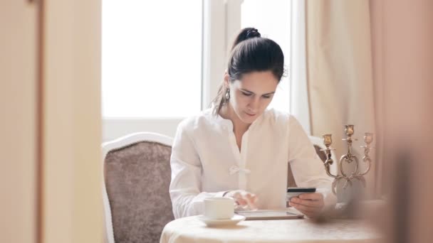 Mulher compras on-line com tablet. através de vidro — Vídeo de Stock