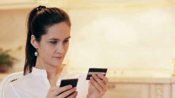 Donna che fa shopping online con il cellulare a casa — Video Stock