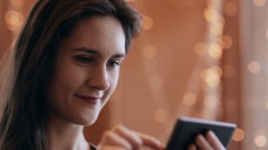 Kafede Smartphone kullanan güzel kadın.