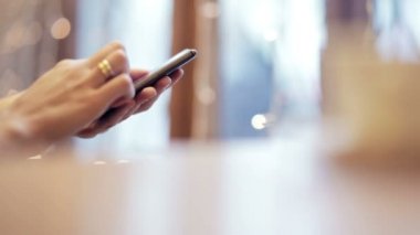 Kadın el manifatura, kafede Smartphone kullanarak.