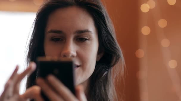 Hermosa mujer usando teléfono inteligente en la cafetería . — Vídeo de stock