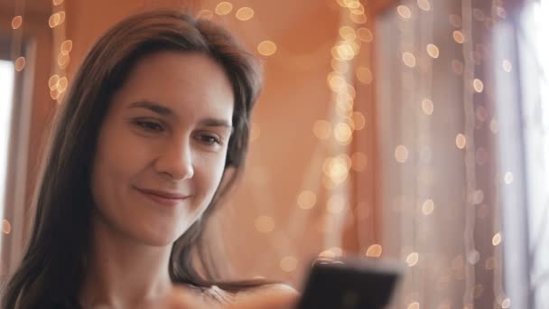 Piękna kobieta korzystanie smartphone w kawiarni. — Wideo stockowe