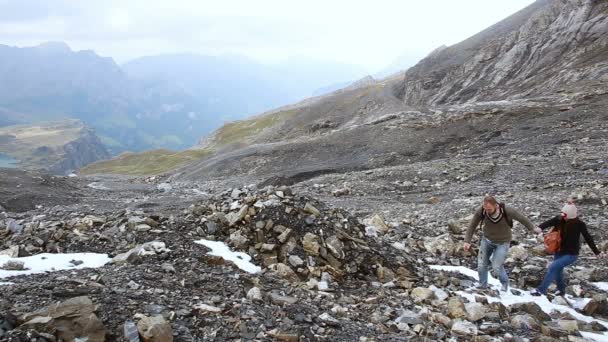 Coppia, uomo e donna che camminano in montagna . — Video Stock