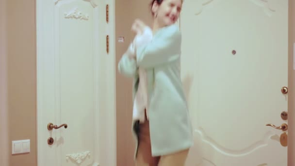 Gelukkig meisje vreugde en sprongen met toetsen van nieuwe huis — Stockvideo