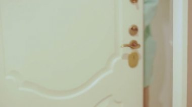 Anahtar taşı--dan yeni ev gülümseyen kız mutlu