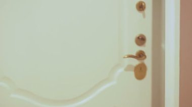 Anahtar taşı--dan yeni ev gülümseyen kız mutlu