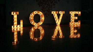 Işıklar parlak zemin üzerinde oluşan kelime aşk