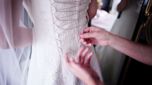 Damas de honor abotonamiento en el vestido de novia — Vídeo de stock