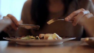 Kadın cafede sebze ve et yiyor