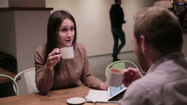 Business people working with tablet in cafe — Stock Video