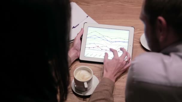 Gente de negocios trabajando con gráficos en tableta — Vídeo de stock