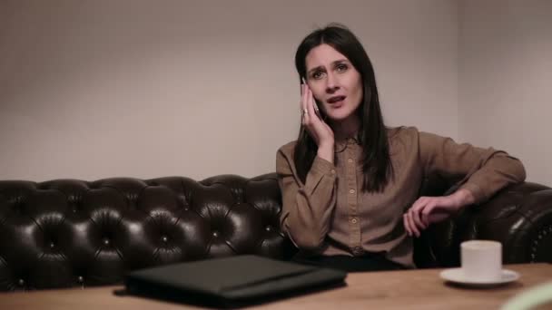 Geschäftsfrau telefoniert in einem Café — Stockvideo