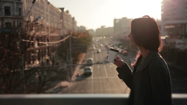 Mujer bonita hablando por teléfono en un puente de la ciudad — Vídeos de Stock