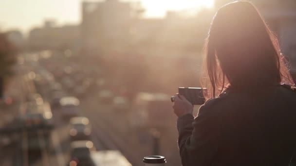 Hermosa joven hace la foto en el teléfono — Vídeos de Stock