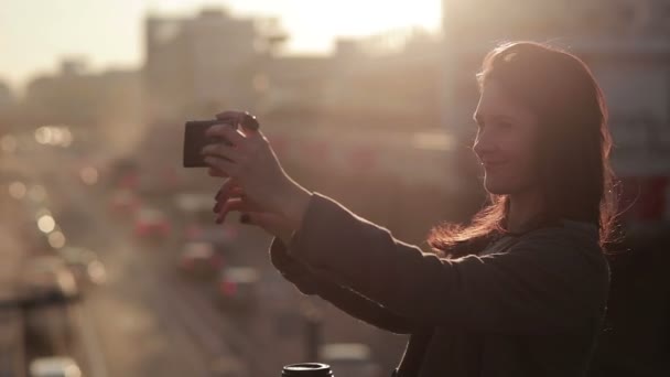 Schönes Mädchen beim Selfie. — Stockvideo