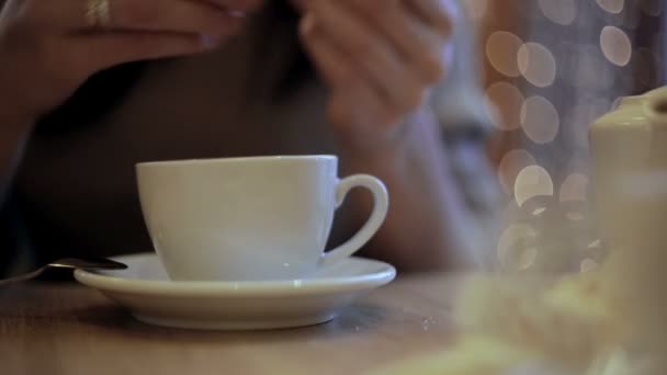 Girl pours sugar batched in the cup — Stock Video