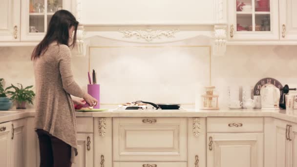 Chica preparando una comida en la cocina. lapso de tiempo — Vídeos de Stock