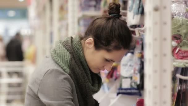 Young woman chooses dishes in the supermarket — Stock Video