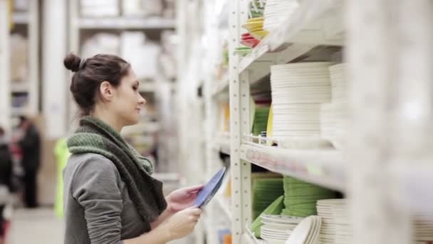 Giovane donna sceglie piatto nel supermercato — Video Stock