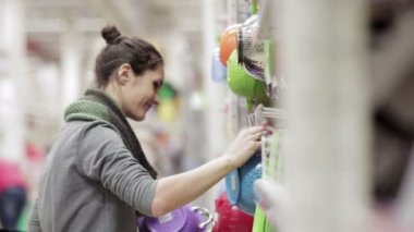 Genç kadın yemekler süpermarkette seçer.