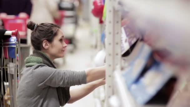 Jeune femme choisit des plats au supermarché — Video