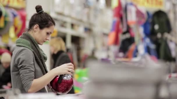 Jeune femme choisit des plats au supermarché — Video