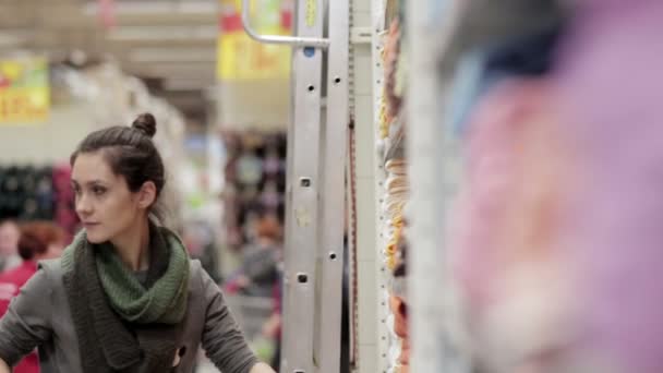 Jeune femme choisit des serviettes au supermarché — Video