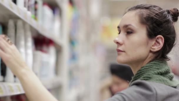 Mulher escolhe produtos químicos domésticos na loja — Vídeo de Stock