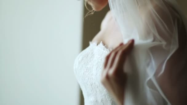 belle mariée debout à la fenêtre 