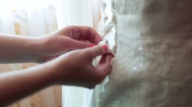 Nedime gelinlik üzerinde kadar düğmelerini