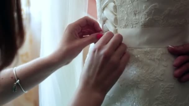 Damas de honor abotonamiento en el vestido de novia — Vídeo de stock