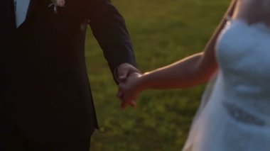 Gelin ve damat tutuşup yürürken. ağır çekim