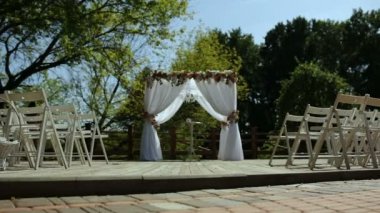 Kemer ve beyaz sandalye açık havada düğün