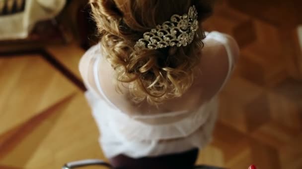 Hair girl bride with curls and beautiful barrette — Stock Video