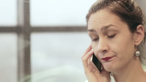 女人谈在电梯里，移动电话 — 图库视频影像