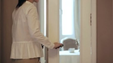 Kahve içme odası, kız tablet ile girer