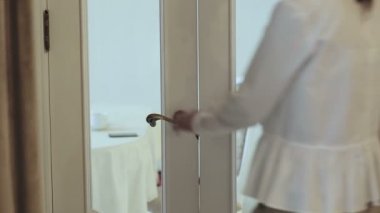 Kız güzel klasik kapı açılır, Oda girer