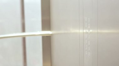 Asansör kapıları kapalı. Salonu göster