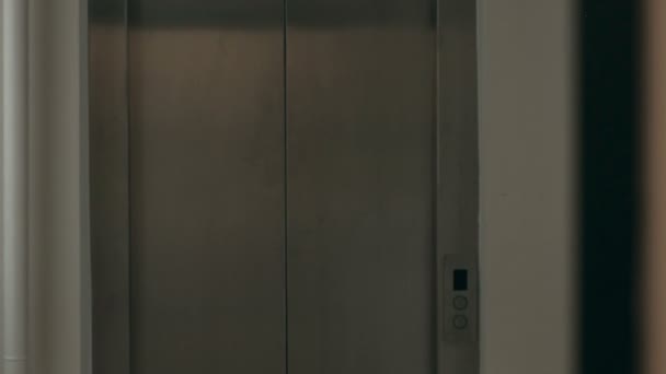 Une femme descend de l'ascenseur. parler au téléphone . — Video