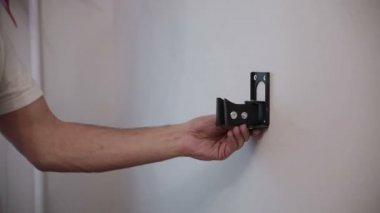 Adam tutucu braketi duvara yükler.