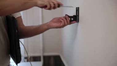 Adam duvara sahibi yükler. TV'yi