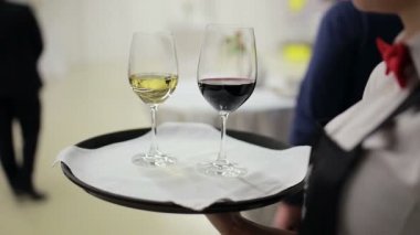 bir tepsi kadeh şarap ile tutarak garson