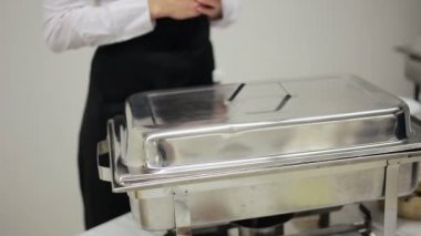 Garson tabakta atıştırmalık bir şeyler ikram etti.