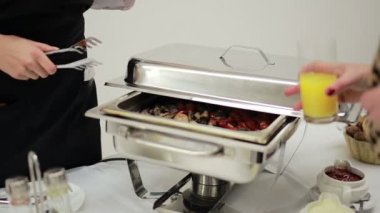 Garson tabakta atıştırmalık bir şeyler ikram etti.