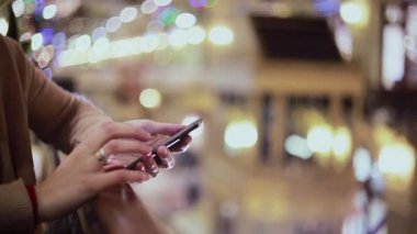 Kadın el manifatura, alışveriş merkezinde Smartphone kullanarak.