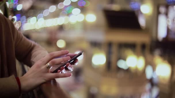 Женщина пишет смс, используя смартфон в торговом центре . — стоковое видео